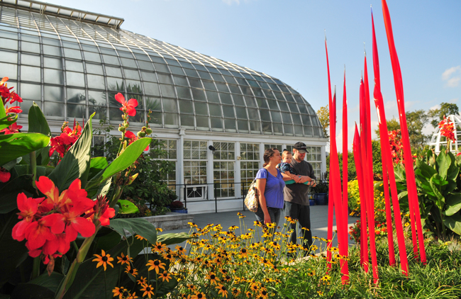 Franklin Park Conservatory and Botanical Gardens lies two miles east of downtown. Indoor/outdoor gardens, holiday display, Chihuly glass, spring bulb show, rotating exhibitions, group experiences, guided tours, café and gift shop.